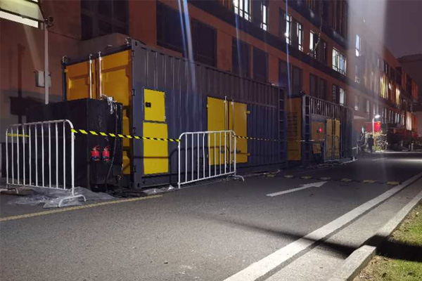 昌宁柴油发电机组的输出电压是如何调节的？